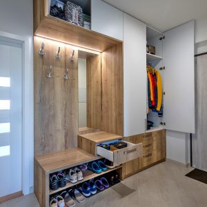 Vstavana skrina do chodby so sedenim